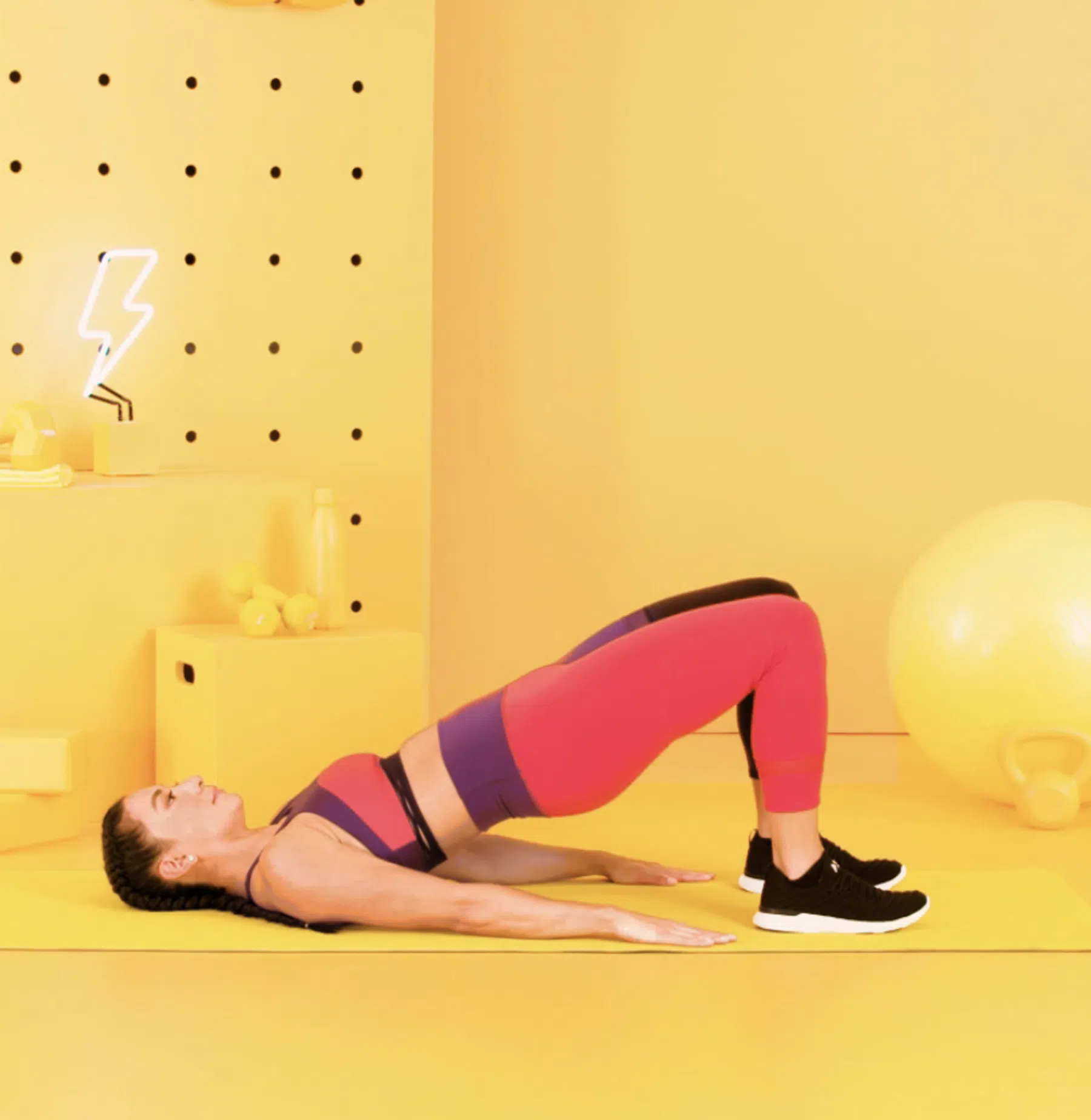 vrouw doet glute bridge